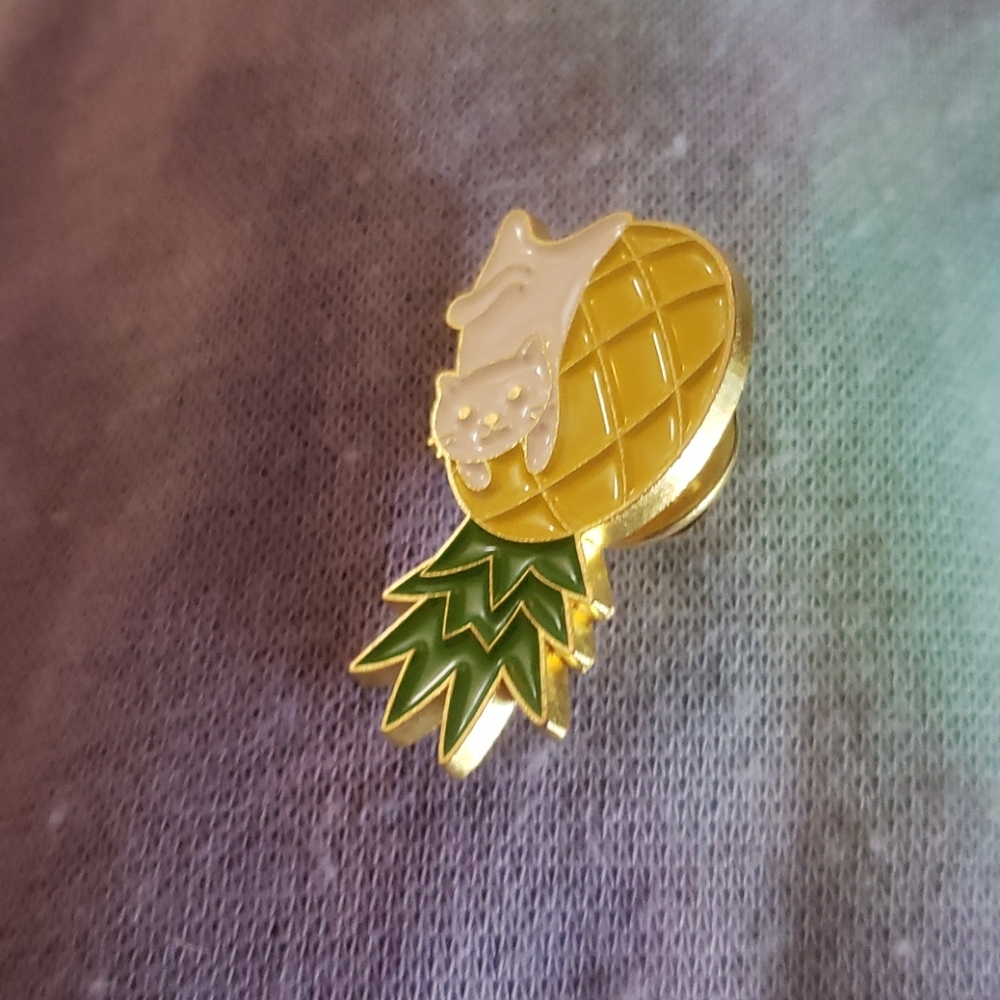 white cat with pineapple pin - Picture 4 of 4